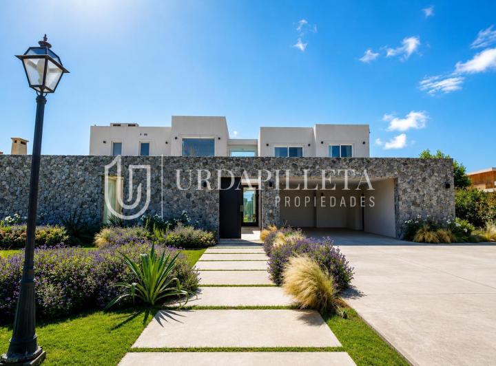 Casa · 690m² · 10 Ambientes · 8 Cocheras