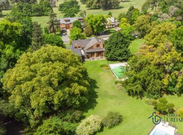 Casa · 420m² · 6 Dormitorios · Casa en Olivos Golf Club con Imponente Parque Arbolado