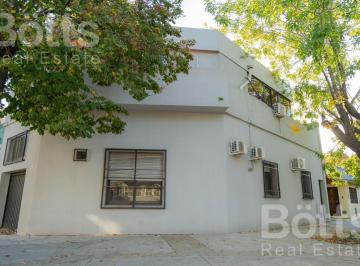 Casa · 190m² · 6 Ambientes · 1 Cochera · Casa en Venta en Pompeya