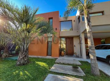 Casa · 370m² · 6 Ambientes · 2 Cocheras · Venta Casa en St Thomas Este - Oeste 6 Ambientes con 3 Dorm. Suite y 2 Dorm. C/baño Compartido