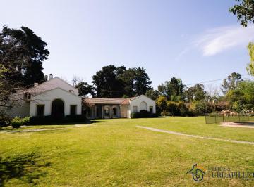 Casa · 566m² · 4 Dormitorios · 2 Cocheras · Lote de 4000 m con Casa de 560 m² - Cancha de Tenis y de Paddle - Teresa Urdapilleta Propiedades