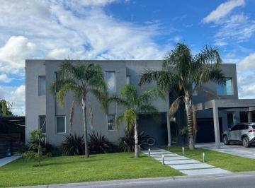 Casa · 263m² · 5 Ambientes · 2 Cocheras · Excelente Casa Super Funcional con 4 Dorm..