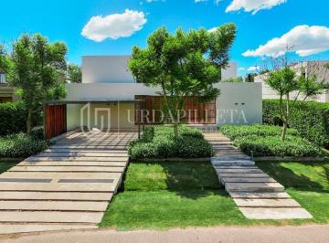 Casa · 350m² · 6 Ambientes · 2 Cocheras · Casa en Venta Sobre Lote Interno en Ayres de Pilar - Pilar