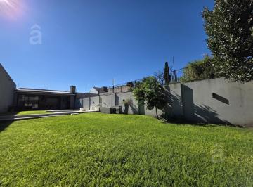 Casa · 286m² · 4 Ambientes · 3 Cocheras · Venta Importante Chalet Zona Hölters! 8 X 55 M! - Villa Ballester - Cuatro Ambientes.