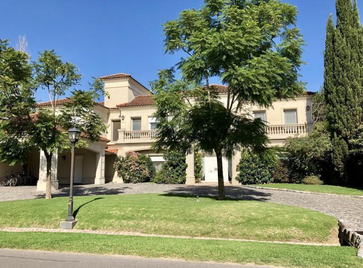 Casa · 654m² · 7 Dormitorios · 2 Cocheras