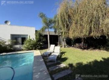 Casa · 142m² · 4 Ambientes · Casa en Venta en San Eduardo - Pilar del Este
