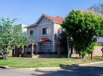 Casa · 265m² · 7 Ambientes · 2 Cocheras · Casa Venta en Lomas de Zamora 7 Ambientes con Pileta