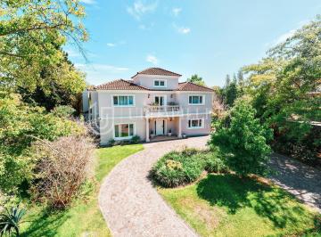 Casa · 336m² · 10 Ambientes · Venta de Casa en Ayres de Pilar - 3498