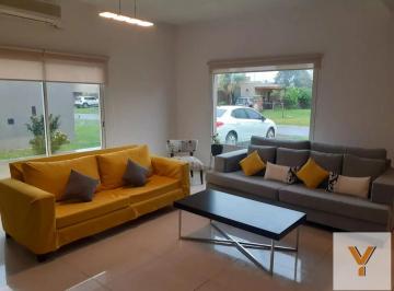 Casa · 176m² · 5 Ambientes · Casa en Venta - 3 Dorm. 3 Baños - 205 m² - Pilar del Este