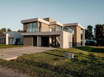Casa · 209m² · 4 Ambientes · Casa en Campos Daromy