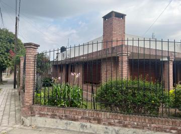 Casa en Venta de 8 ambientes Alejandro Centeno · Excelente Propiedad