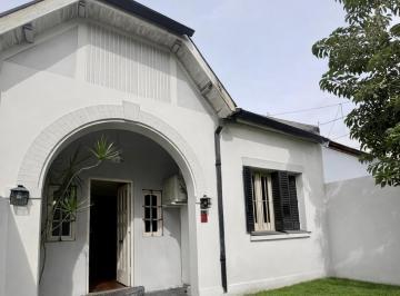 PH · 68m² · 3 Ambientes · 1 Cochera · PH en Urquiza R Venta