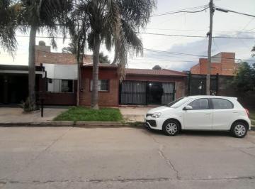 Casa · 100m² · 5 Ambientes · 2 Cocheras · Casa Doble Cochera de 2 Dorm. y Patio Verde en Alberdi Al 7700