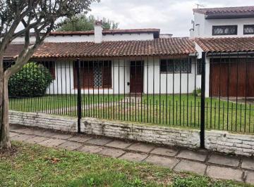 Casa de 5 ambientes, Berazategui · Chalet en Pleno Cruce de Varela Berazategui 102 N° 884 E/ 8 y 9 Apta Credito Bancario