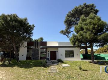 DEI-DEI-1658_2 · Casa 3 Dorm. a Estrenar en Venta en Pinamar Zona Náyades