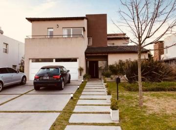 Casa · 262m² · 4 Ambientes · 2 Cocheras · Casa - Los Alisos