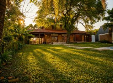 Casa · 280m² · 6 Ambientes · 3 Cocheras - Estudio Orcola · San Buenaventura del Monte Alto 1386 - Río Negro (Detras Club de Regatas)