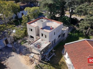 Casa · 180m² · 4 Ambientes · 2 Cocheras · Casa en Venta - Barrio con Portón Los Olivos II - Bella Vista