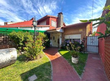 Casa · 204m² · 4 Ambientes · 2 Cocheras · Casa en Venta 4 Amb Cochera y Jardin
