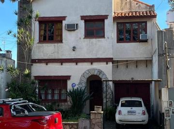 Casa · 75m² · 5 Ambientes · 1 Cochera · Hermosa Casa 5 Amb con Quincho y Pileta