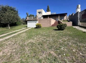 Casa · 140m² · 9 Ambientes · 1 Cochera · Casa en Venta Bialet Masse con Vista a Las Sierras de 4 Dorm.