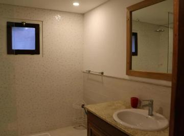 Casa · 220m² · 5 Ambientes · Casa en Alquiler - 3 Dorm. 3 Baños - Cariló