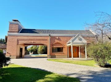 Casa · 234m² · 5 Ambientes · 4 Cocheras · Casa en La Plata