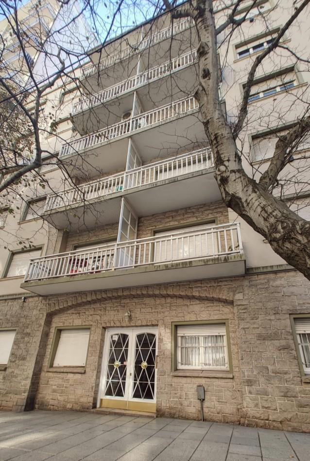 Departamento de 4 ambientes al frente con balcon - amplio living comedor
