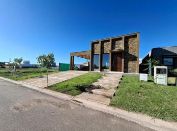 Casa de 5 ambientes, Carrodilla · Venta Casa en Barrio Privado Gran Boedo