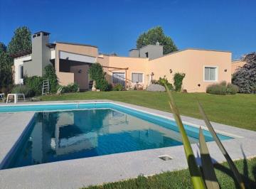 Casa · 180m² · 4 Ambientes · 7 Cocheras · Venta Casa Oportunidad en Barrio San Francisco Lujan Opendoo