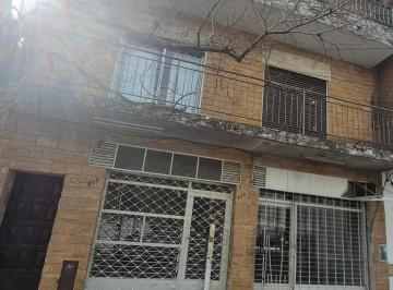 Edificio de 7 ambientes, Morón · Importante Inmueble con 4 Departamentos y 2 Locales Comerciales Mas Parque y Pis