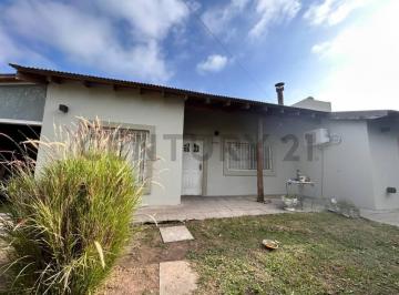 Casa · 110m² · 5 Ambientes · Casa 2 Dorm. en Alquiler en Sicardi con Pileta