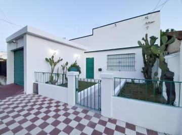 Casa · 219m² · 4 Ambientes · 1 Cochera · Casa en Venta - 3 Dorm. 1 Baño Cochera - 306 m² - Avellaneda, Buenos Aires