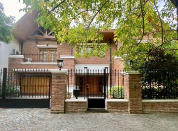 Casa · 561m² · 9 Ambientes · 2 Cocheras · Casa en Venta de 2 Plantas, con Jardín y Pileta - Martínez, San Isidro
