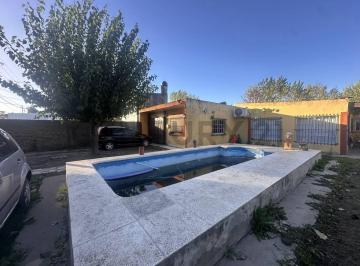 Casa · 196m² · 5 Ambientes · 1 Cochera · Venta de Casa 5 Ambientes - Pileta - Cochera - Depatamento 2 Ambientes