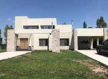 Casa · 307m² · 5 Ambientes · 3 Cocheras · Casa de 307 m² con Vista a La Laguna. Lote de 1204 m²
