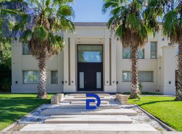 Casa · 881m² · 7 Ambientes · 10 Cocheras · Casa en Saint Thomas Este - Oeste