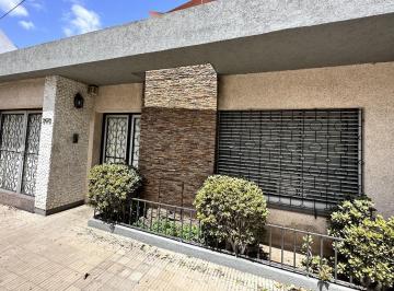Casa · 154m² · 4 Ambientes · 1 Cochera · Casa de 3 Dormiorios
