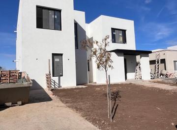 Casa · 181m² · 4 Ambientes · 2 Cocheras · Casa en Venta en Santa Ana, Villanueva, Tigre