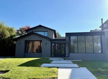 Casa · 220m² · 6 Ambientes · 23 Cocheras · Excelente Casa en Venta con 4 Dorm. y Pileta en Los Lagartos Country Club Pilar