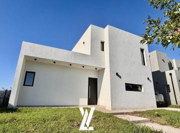 Casa · 177m² · 5 Ambientes · 3 Cocheras · Casa 5 Ambientes en Venta en Santa Lucia - Pilar del Este