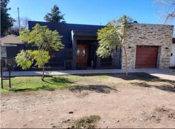 Casa · 165m² · 4 Ambientes · 1 Cochera · Venta Chalet 4 Ambientes en Moreno con Pileta
