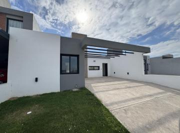 Casa · 100m² · 3 Ambientes · 2 Cocheras · Casa 2 Dorm. y Escritorio - Docta - Frente a Plaza