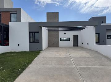 Casa · 250m² · 3 Ambientes · 2 Cocheras · Casa 2 Dorm. y Escritorio - Docta - Frente a Plaza