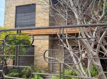 Casa · 180m² · 5 Ambientes · Casa en Venta - 3 Dorm. 2 Baños - Isidro Casanova