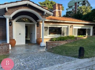 Casa · 287m² · 6 Ambientes · 2 Cocheras · Casa en Venta en La Mejor Zona de Pinamar - Oportunidad