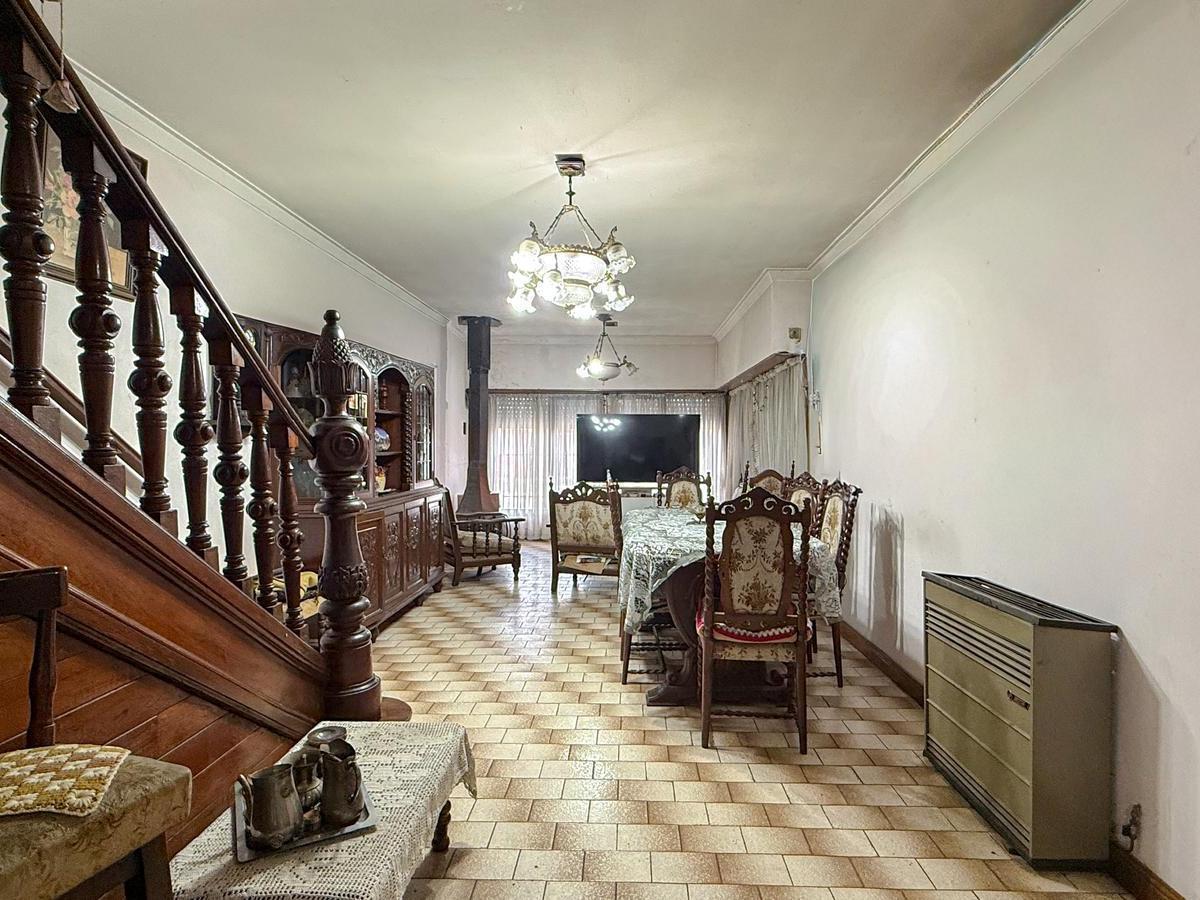 Casa de 4 ambientes con cochera, patio, pileta y parrilla