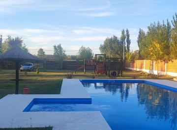 Quinta vacacional · 120m² · 5 Cocheras · Quinta con Salón, Pileta y Gran Parque en Lote de 3000 m²