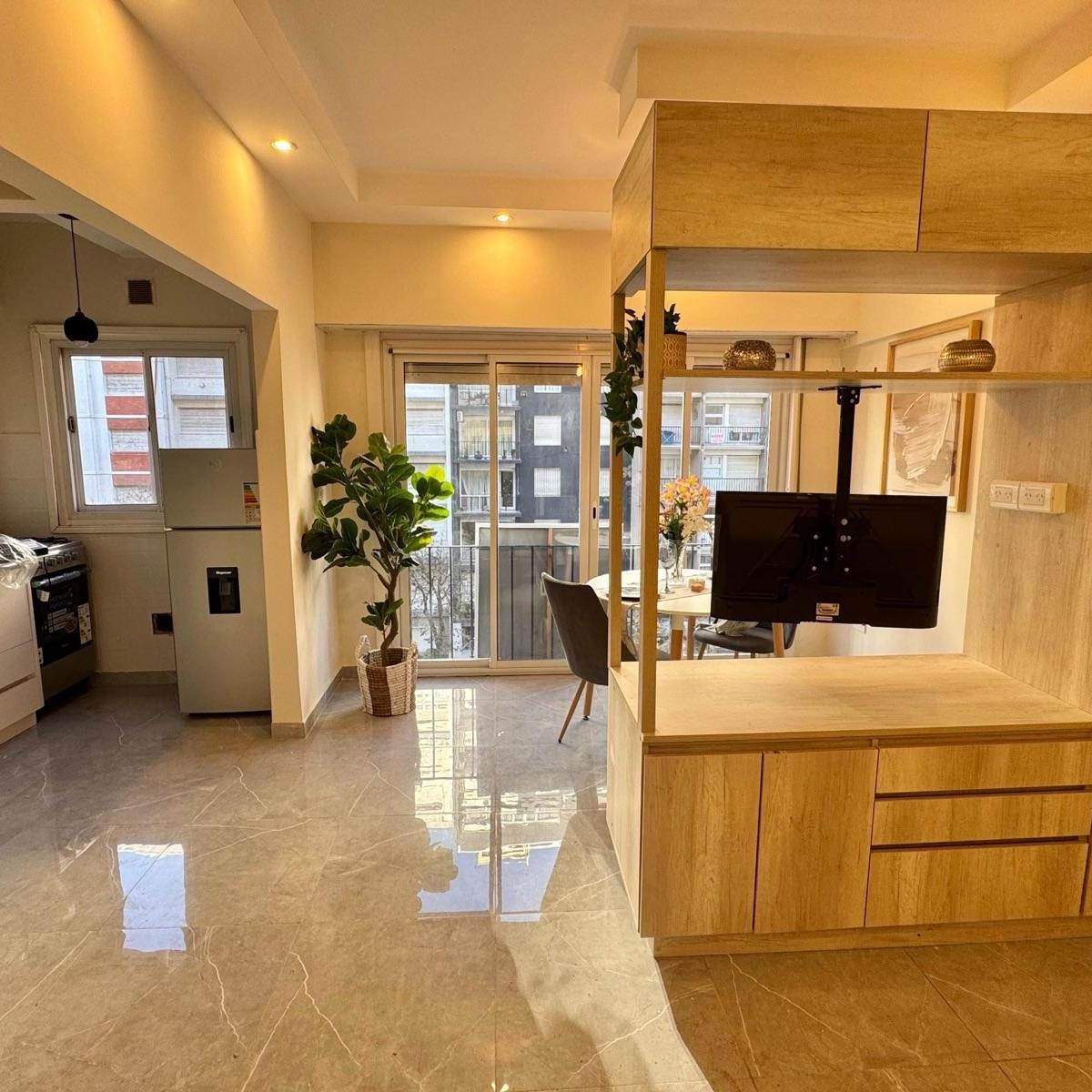 Ofrecemos en venta departamento de un ambiente a la calle con balcon, reciclado a nuevo