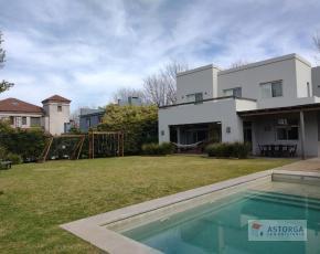 Casa · 200m² · 4 Ambientes · 3 Cocheras · Excelente Casa en San Carlos C. C